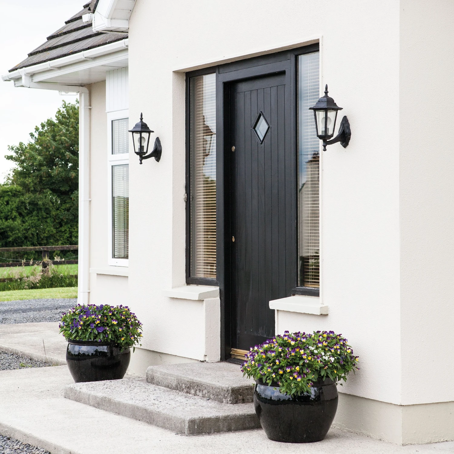 Sandtex 10 Year Black Satinwood Exterior Metal & Wood Paint, 2.5L 4 Sandtex 10 Year Black Satinwood Exterior Metal & Wood Paint, 2.5L - Image 2