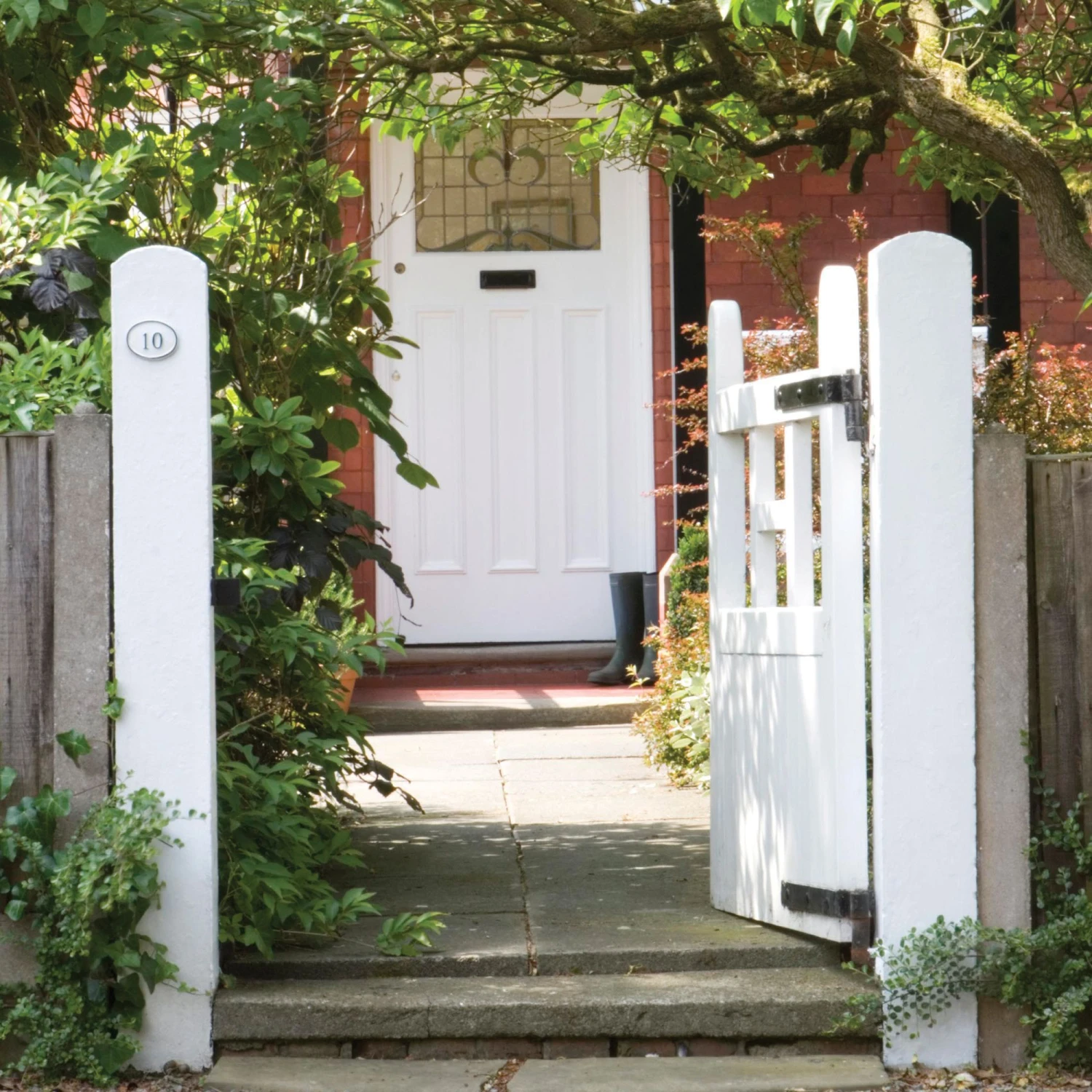 Sandtex 10 Year White High Gloss Exterior Metal & Wood Paint, 2.5L 4 Sandtex 10 Year White High Gloss Exterior Metal & Wood Paint, 2.5L - Image 2